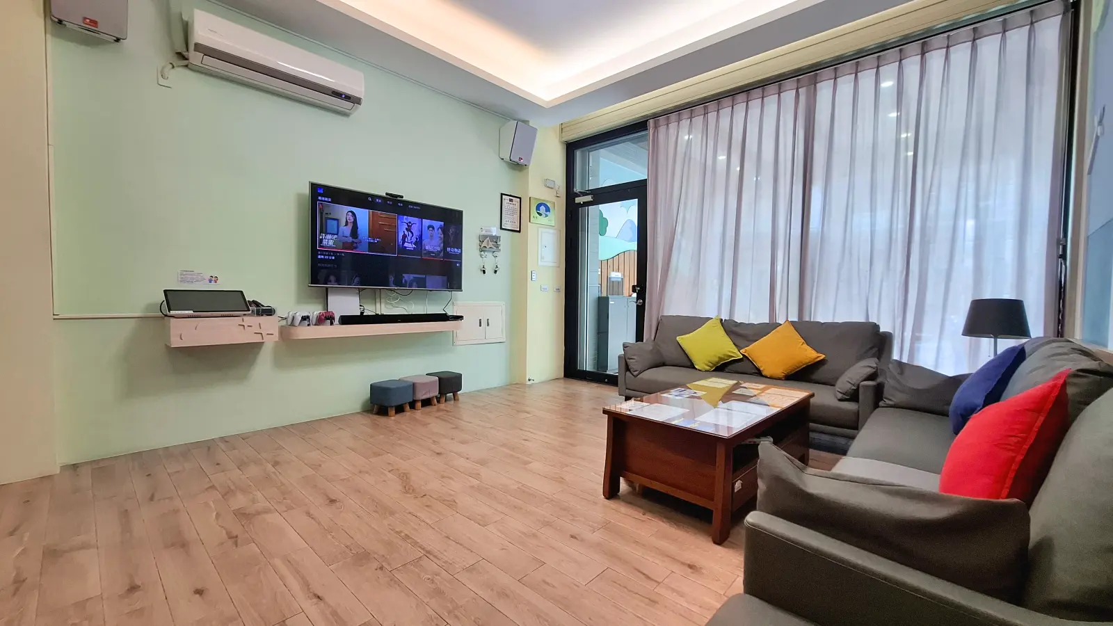 一樓包棟大廳KTV電視與沙發區