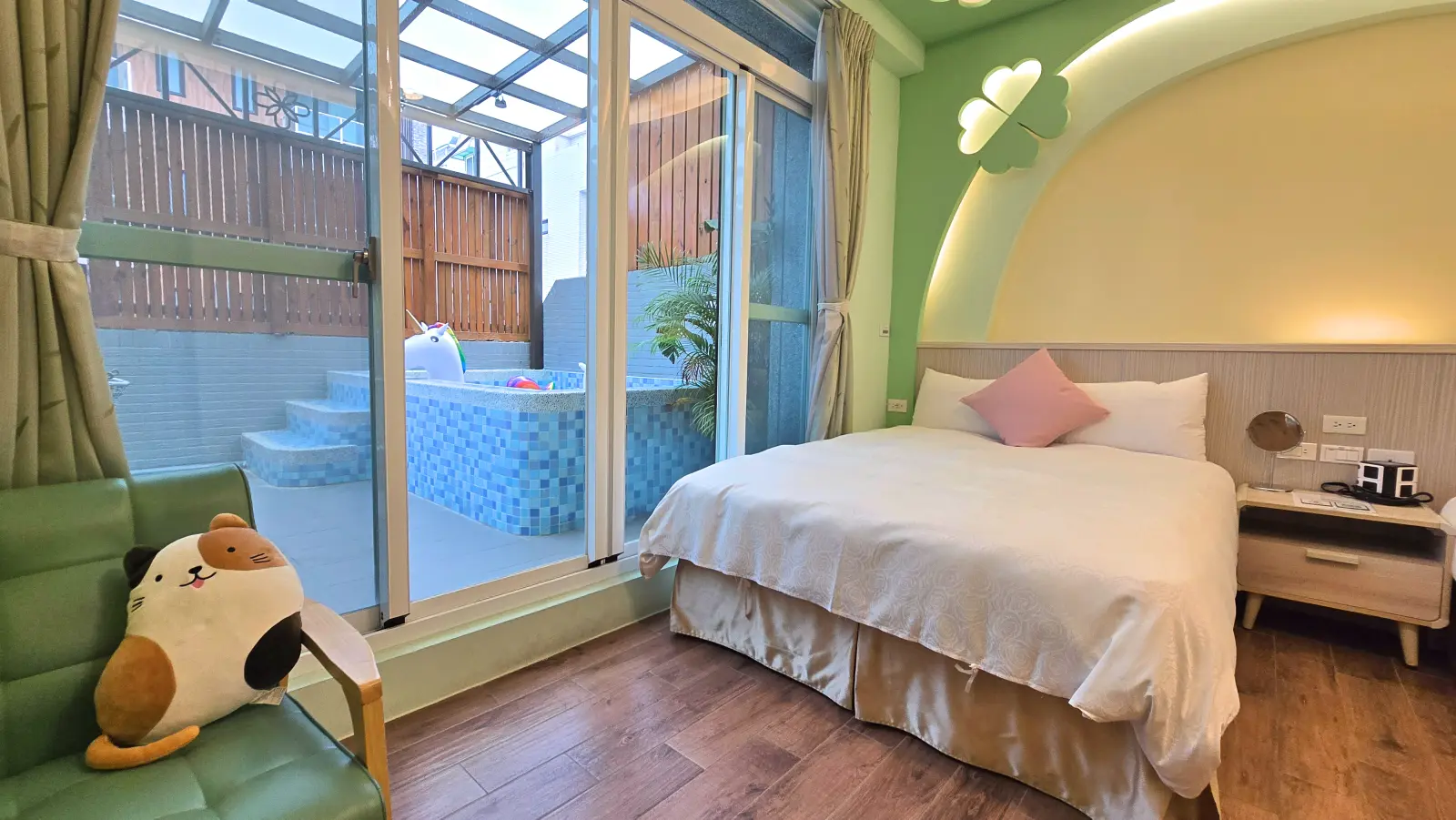201幸運草四人房加大雙人床與戲水池景觀