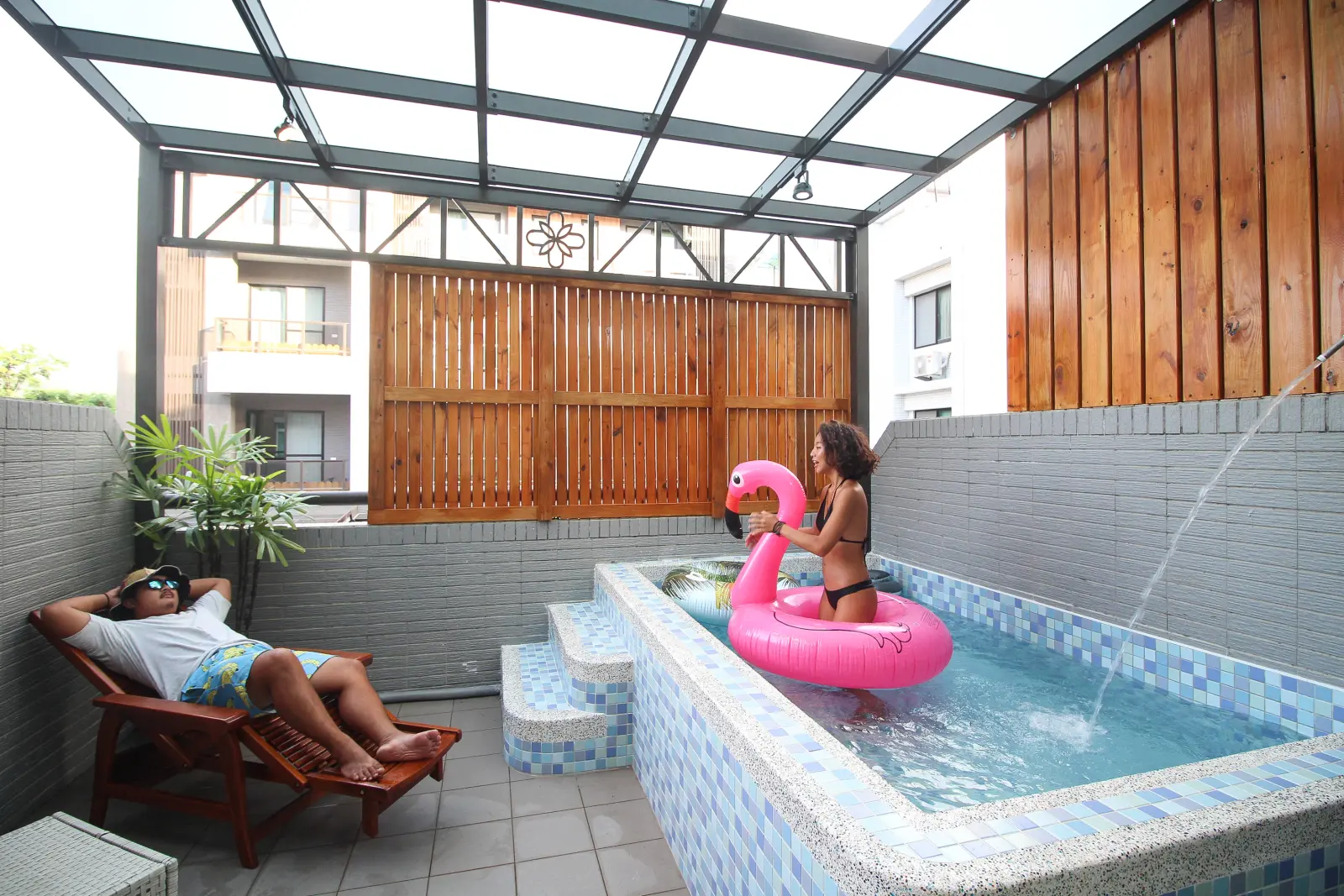 戲水池放鬆時光