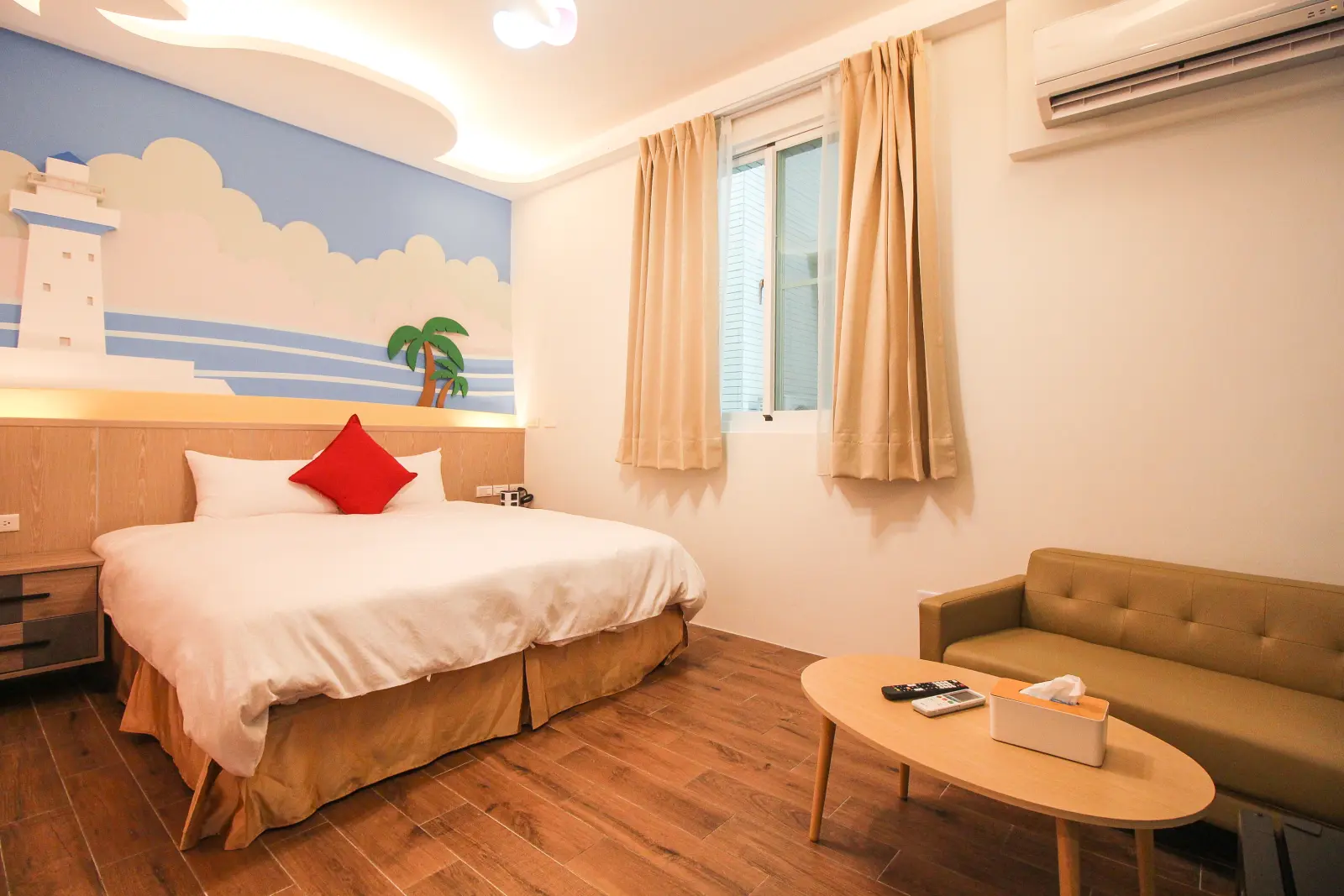 202小鯨魚雙人房加大雙人床與沙發區