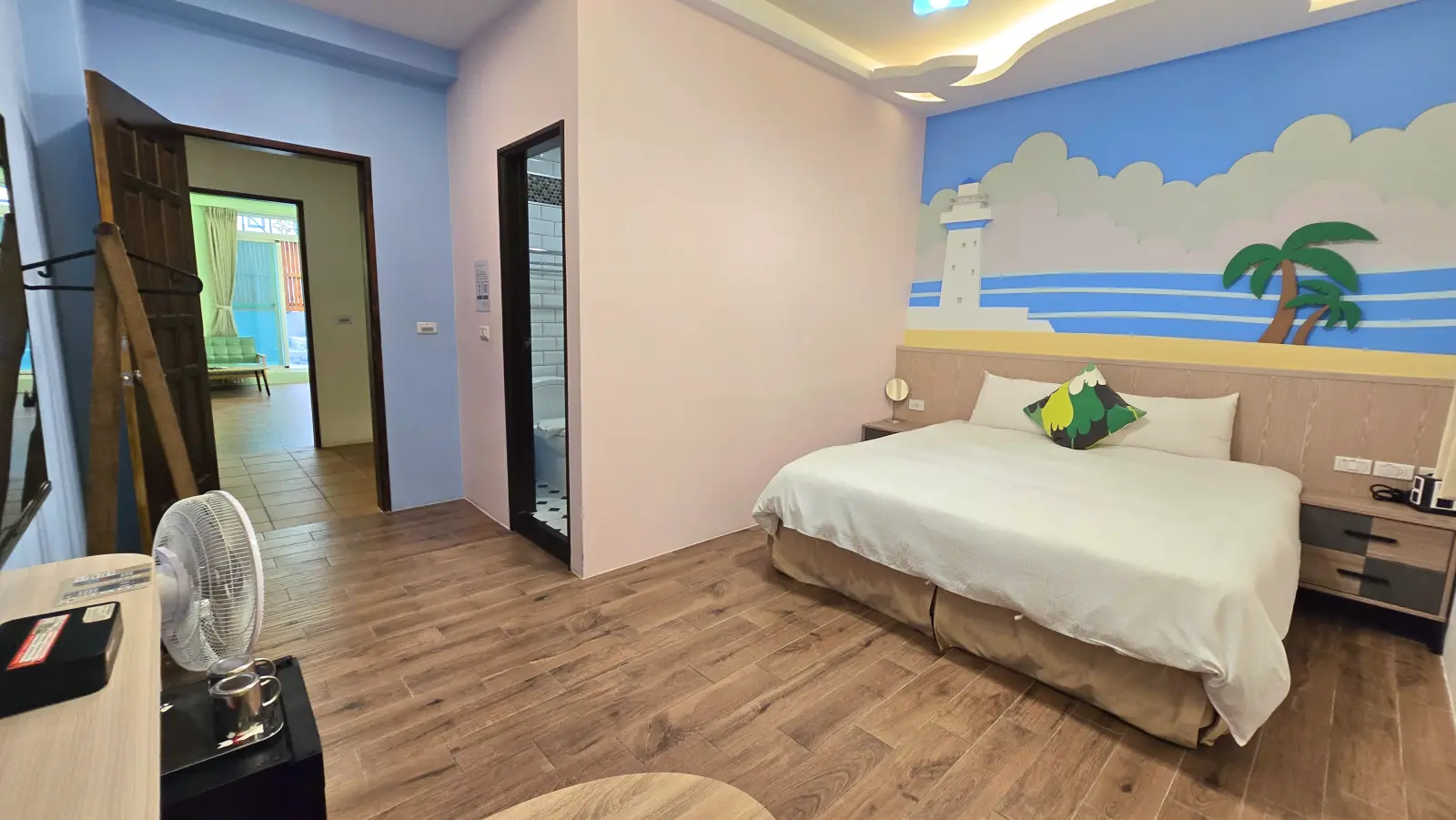 202小鯨魚雙人房加大雙人床與衛浴入口