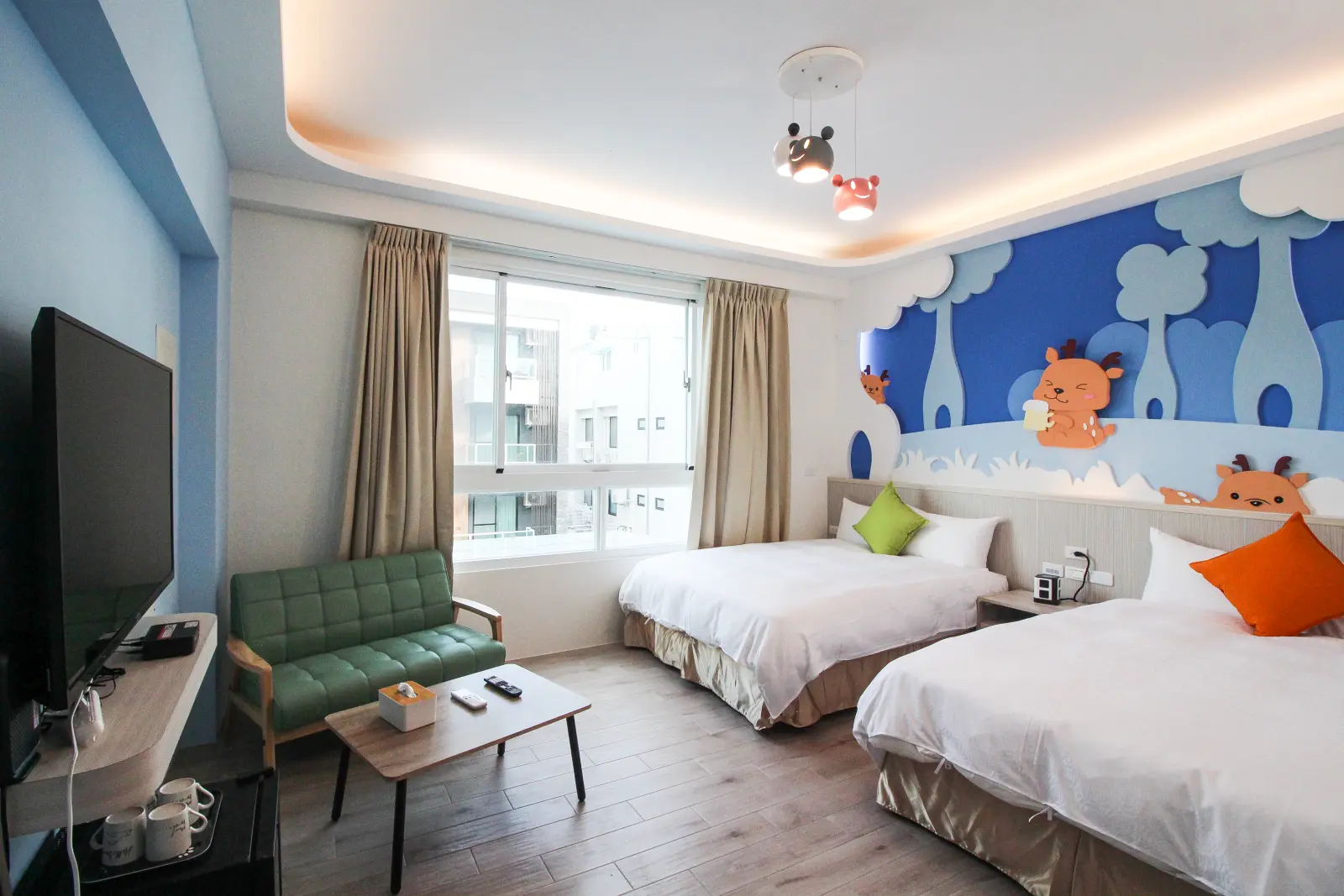 301小鹿森林四人房兩張雙人床與沙發區