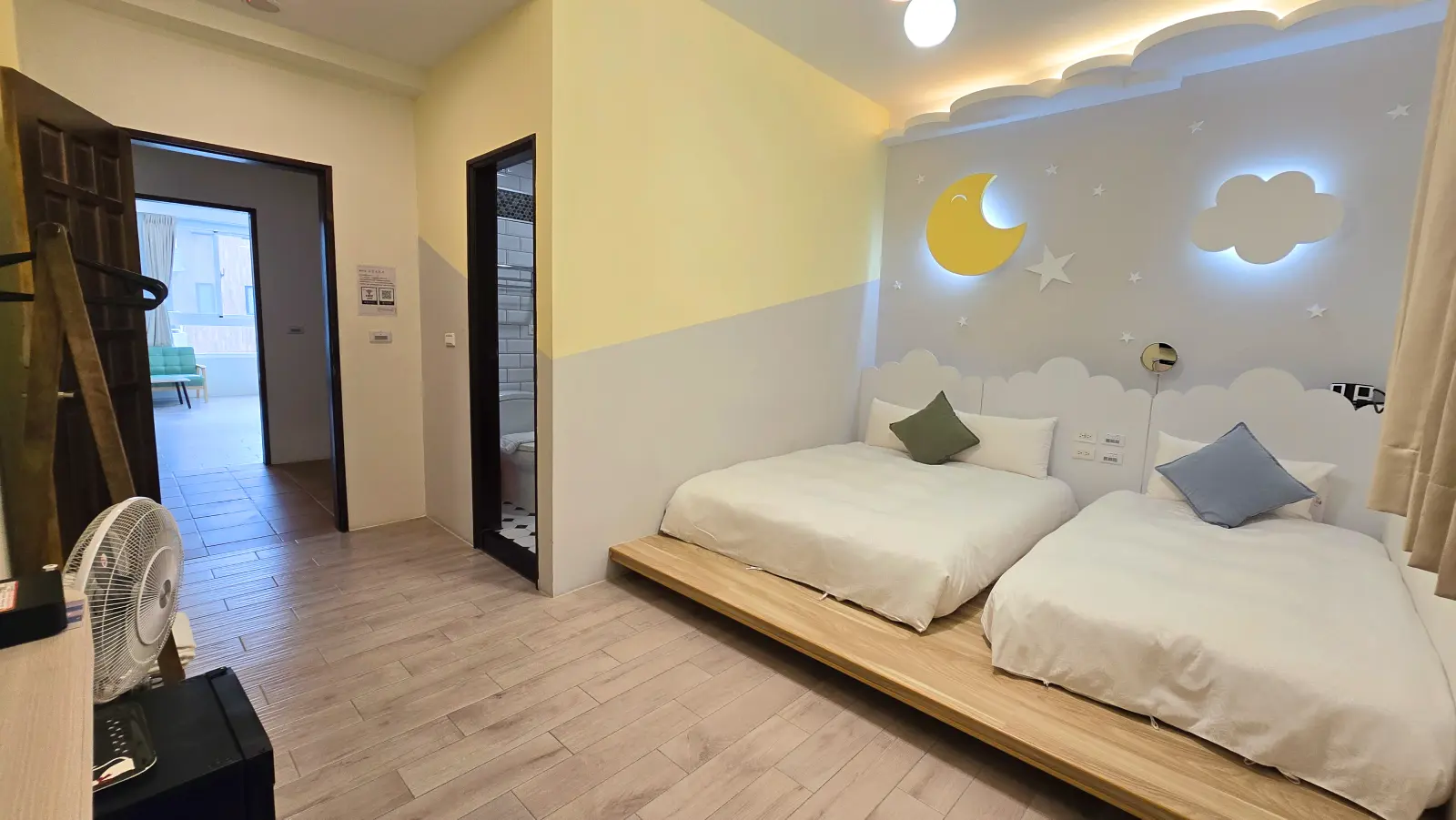 302月亮睡睡三人房雙床與衛浴入口