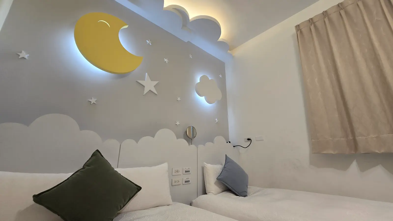 302月亮睡睡三人房沙發區與月亮主題牆