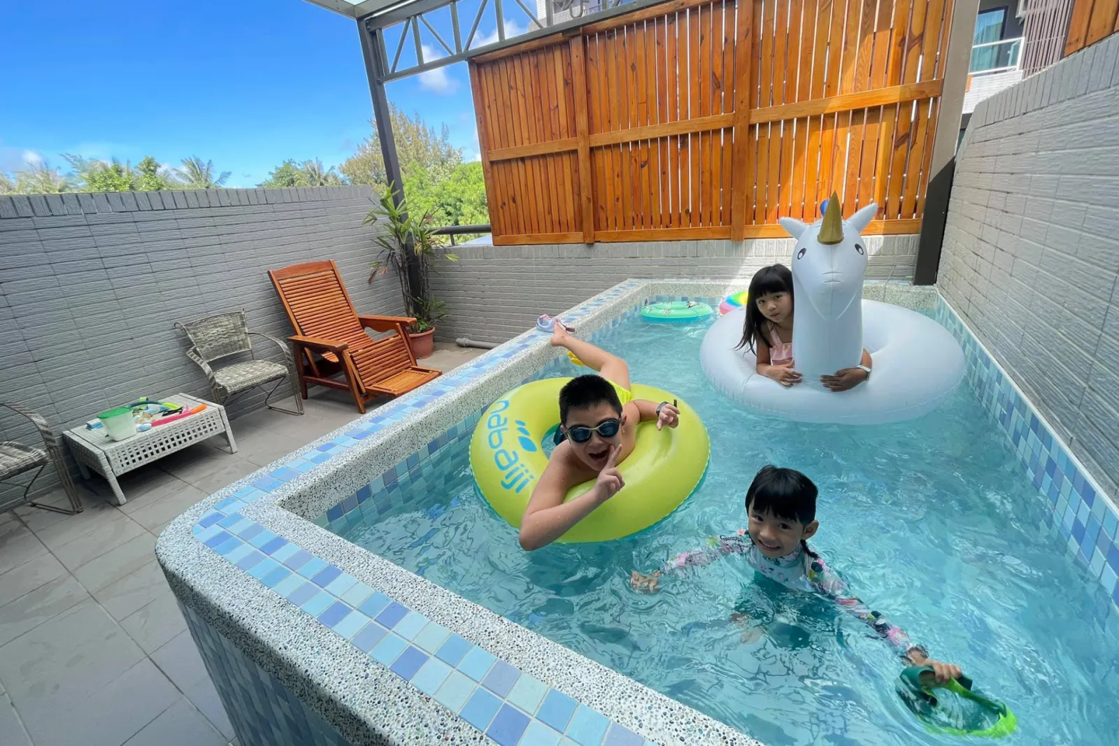 孩童在201房陽台戲水池使用泳圈戲水