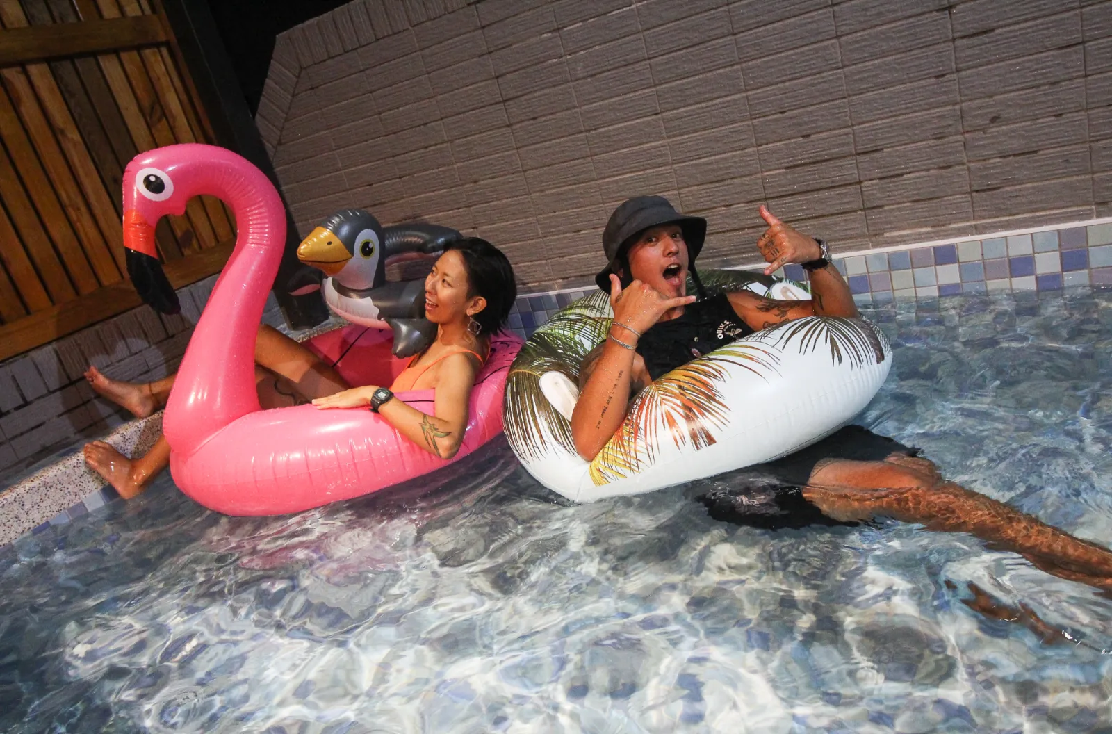 夜間於201房陽台戲水池放鬆玩水