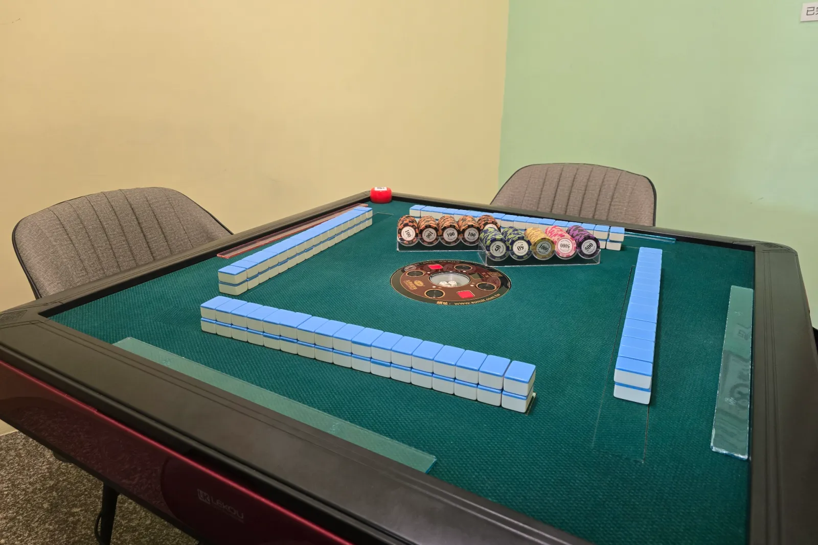 電動麻將桌桌面與麻將牌配置