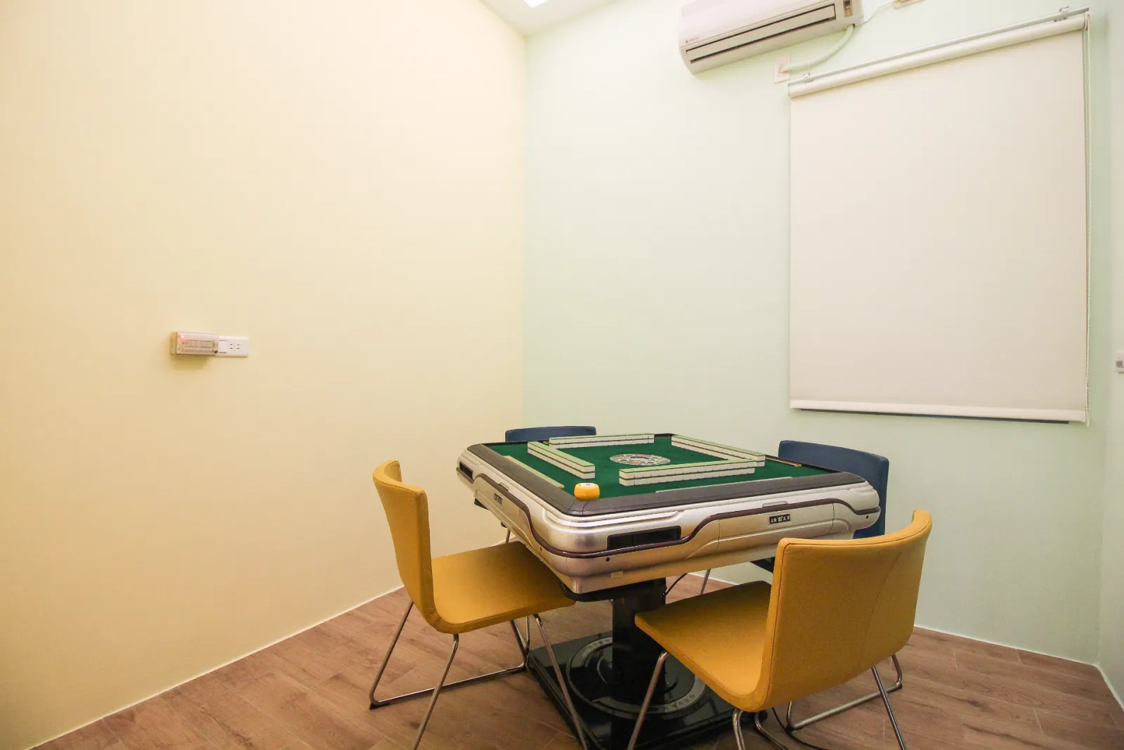 獨立電動麻將室，附四張座椅與冷氣