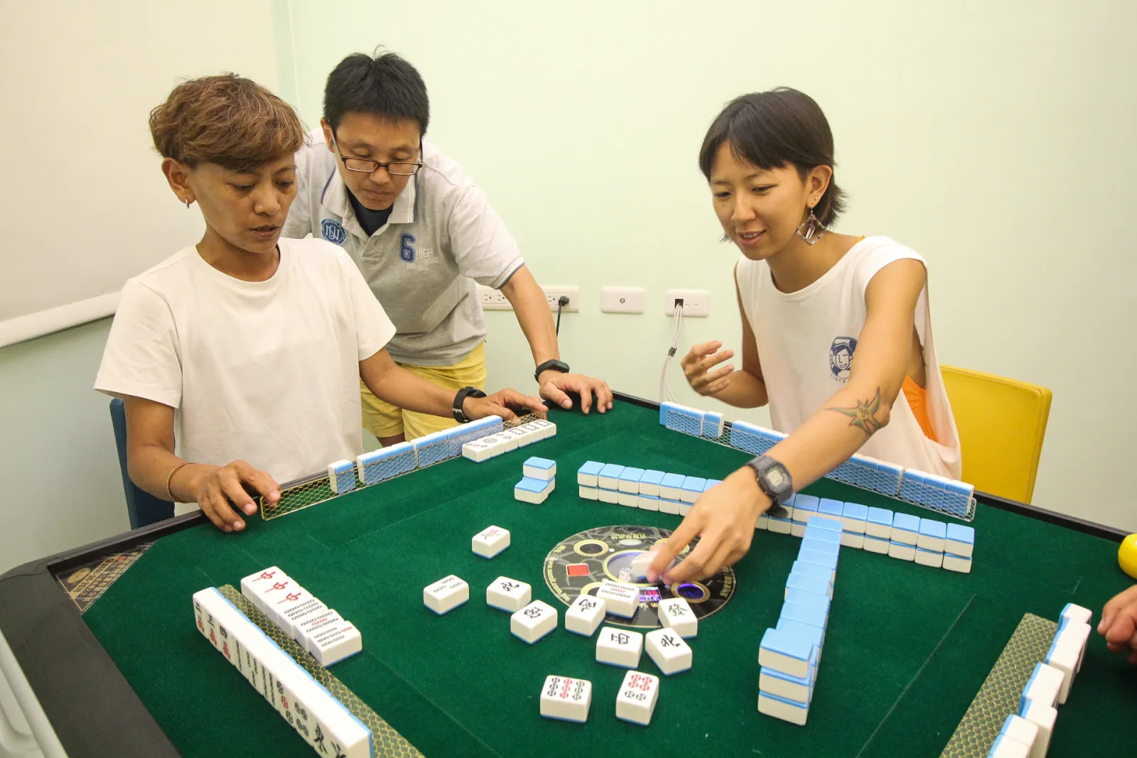 多人於獨立麻將室內打麻將的情境