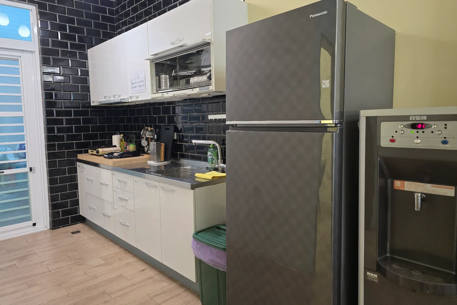 一樓共用廚房，備有大冰箱與冷熱飲水機