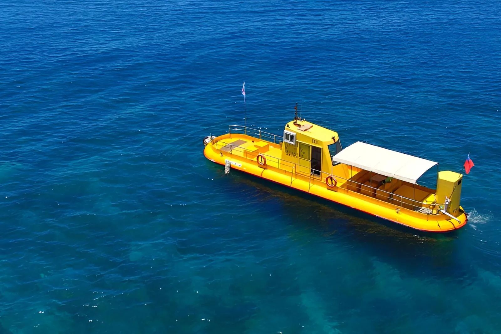 後壁湖半潛艇航行於藍色海面上