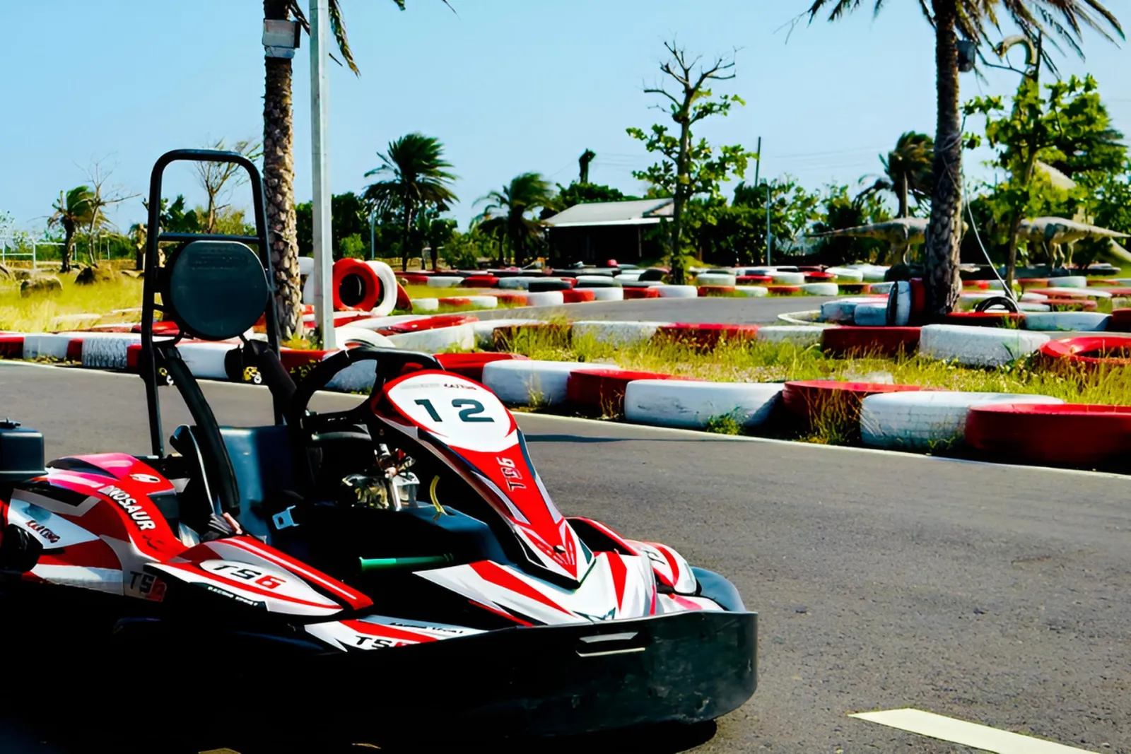 戶外卡丁車賽道與停放中的卡丁車