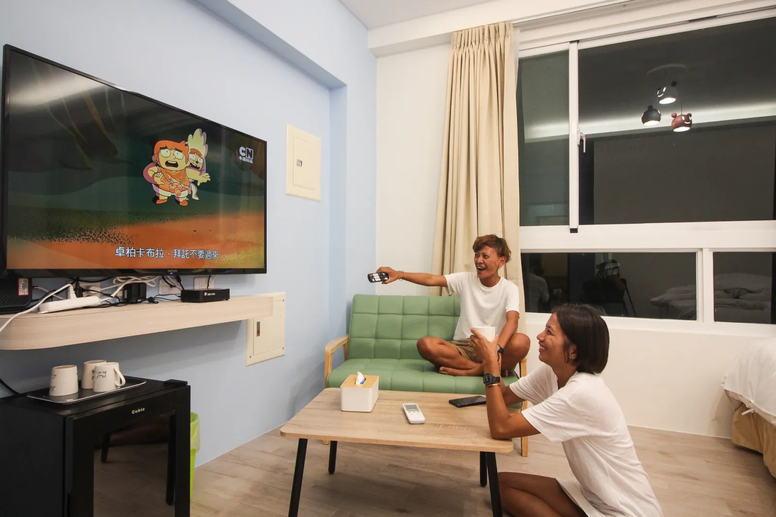 房客在客房內使用聯網電視休息觀影