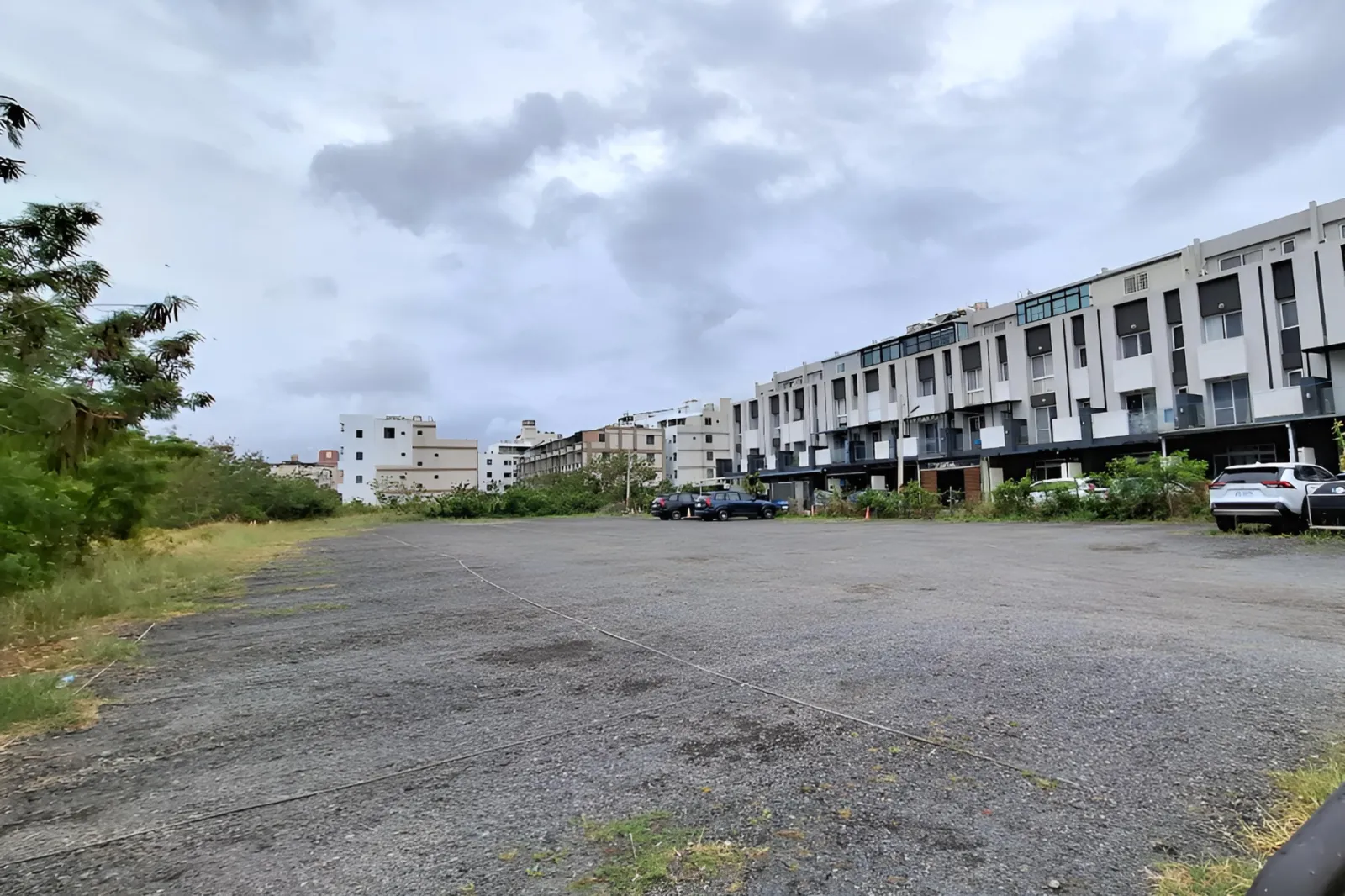 民宿旁的專屬停車空地，可停多台車輛