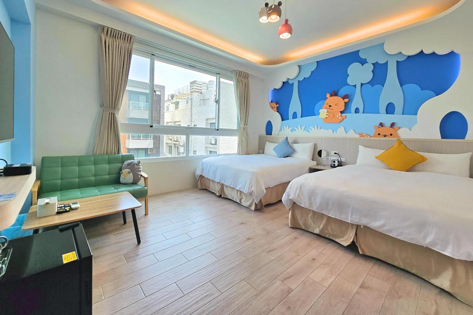 301小鹿森林四人房，兩張雙人床與森林主題牆面