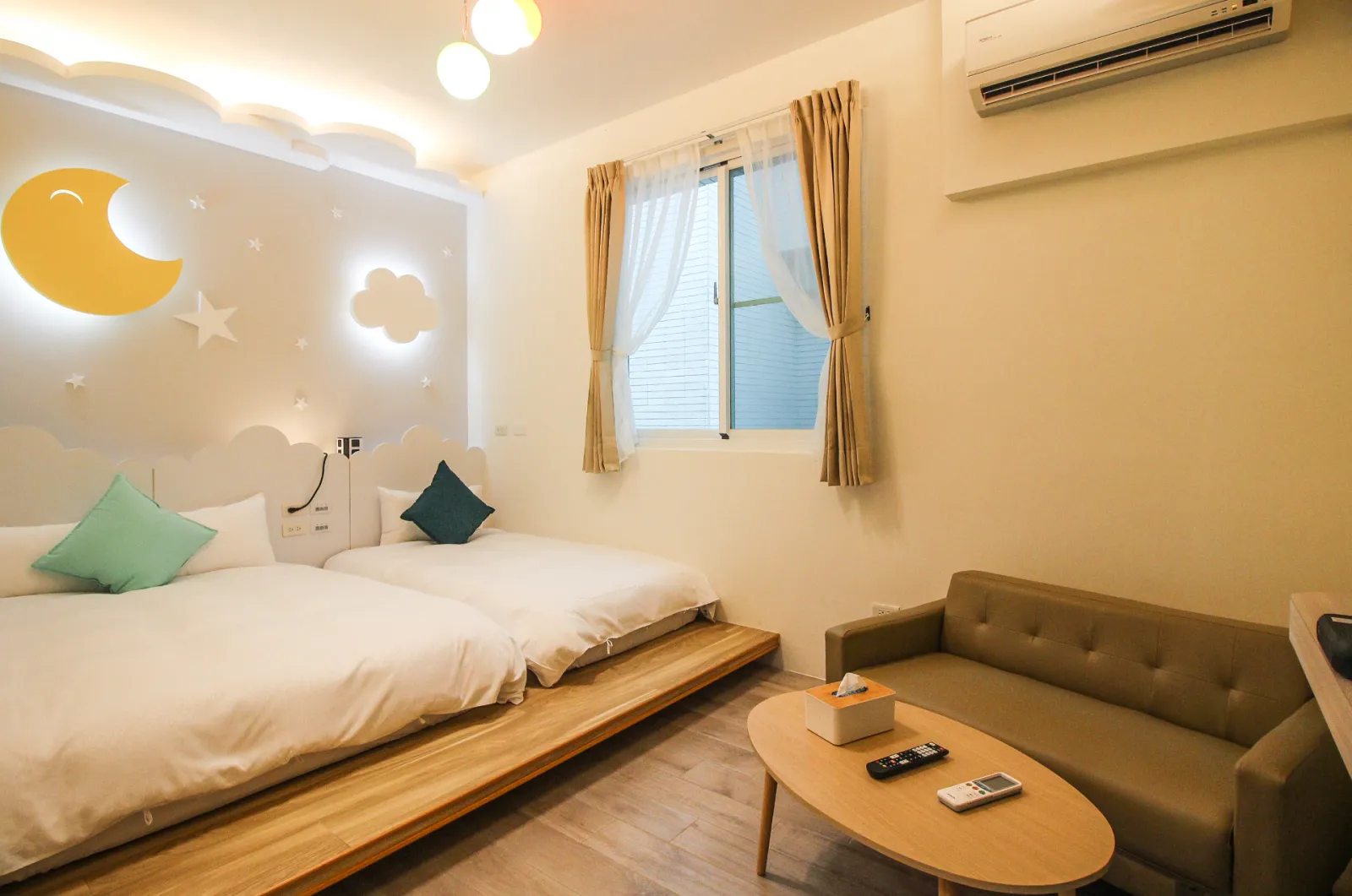 302月亮睡睡三人房，雙床配置搭配月亮雲朵主題牆
