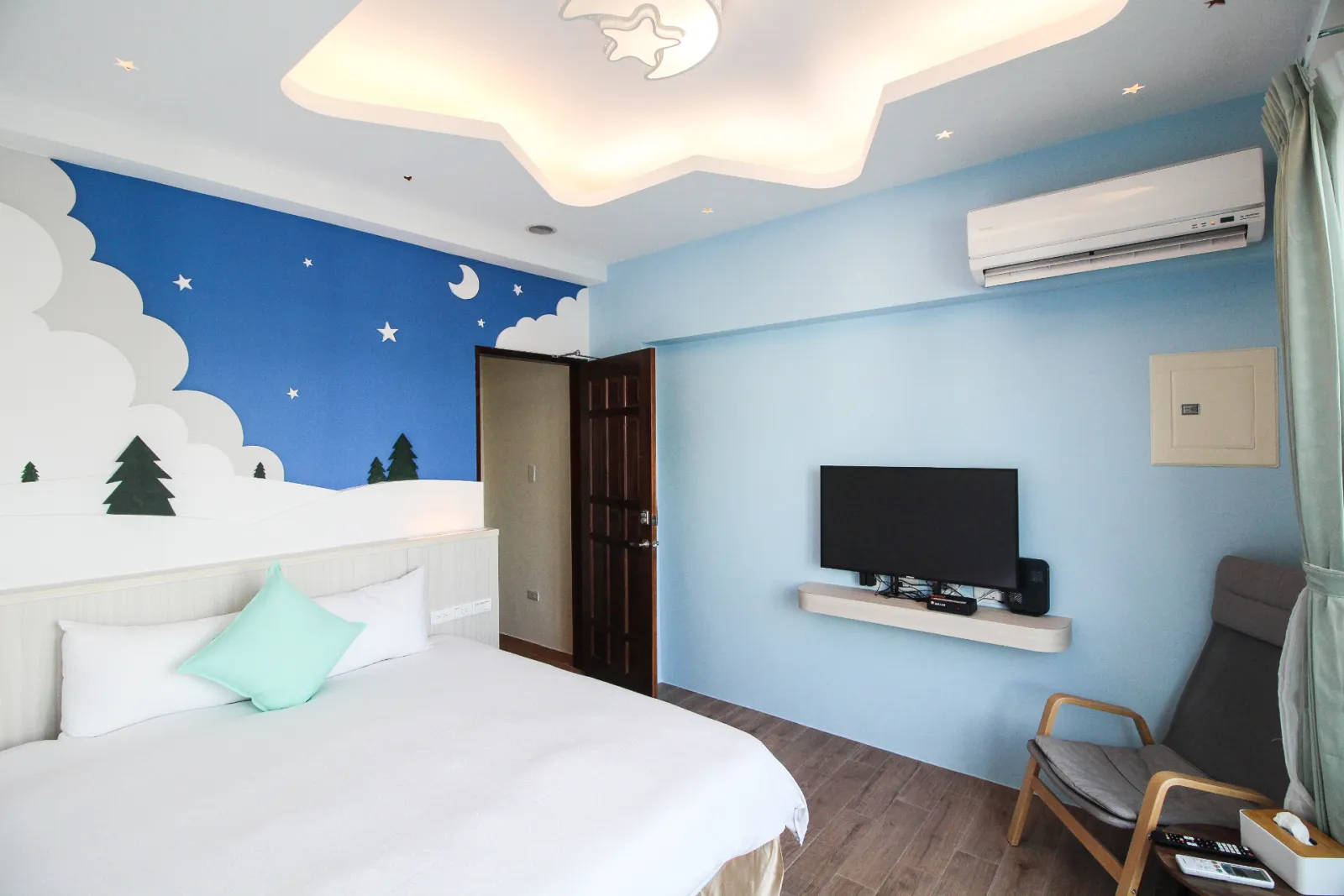 305滿天星雙人房，星空主題加大雙人床與沙發椅