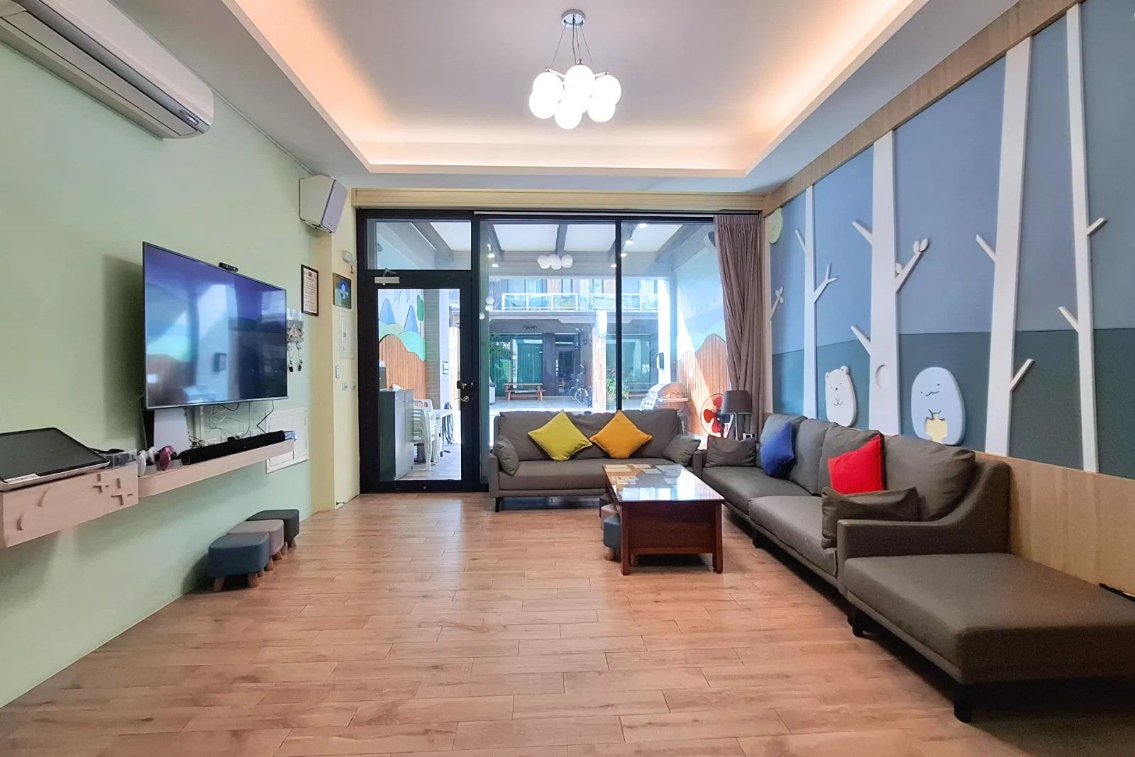 一樓客廳全景，可見大片落地門與長沙發