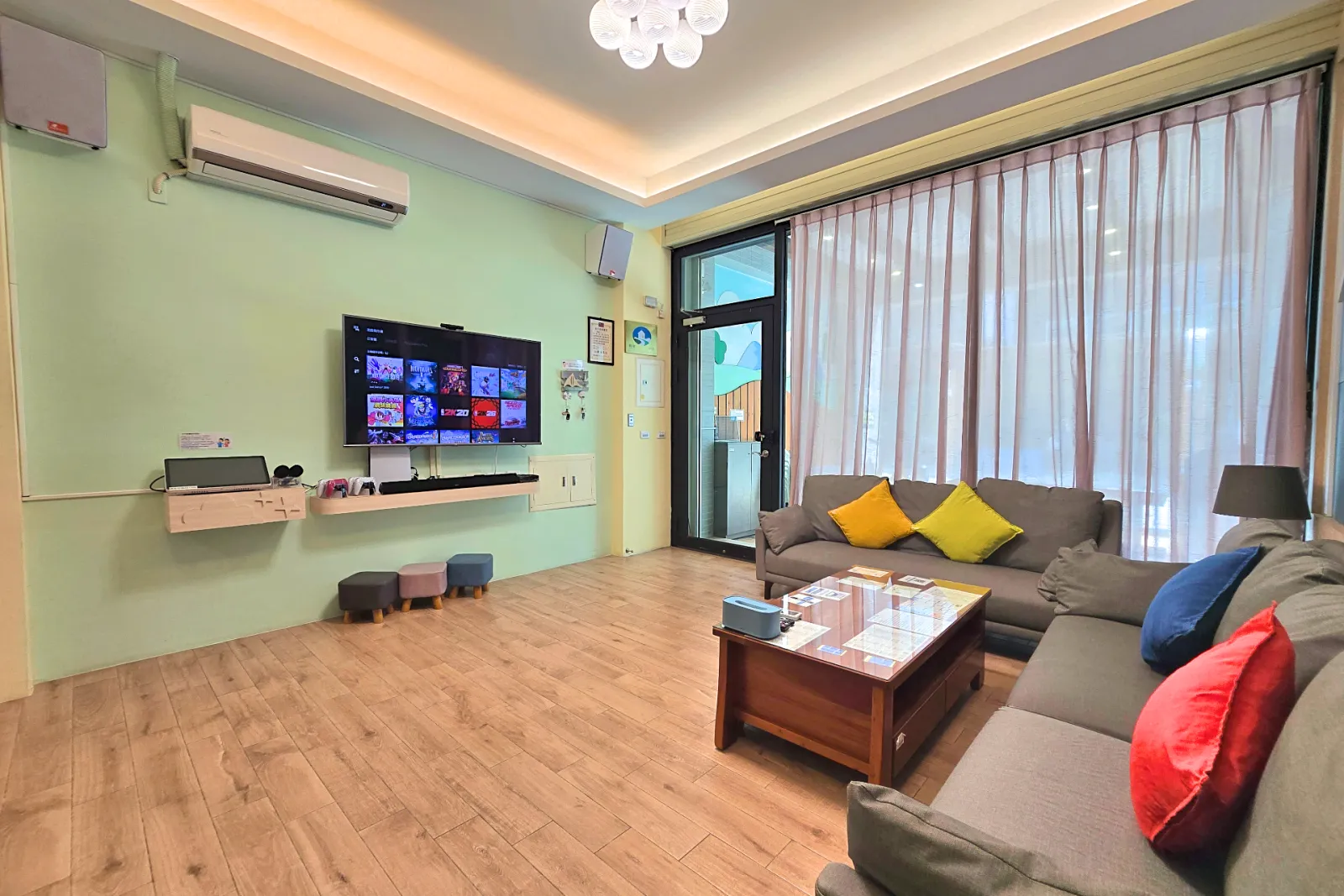 一樓大廳電視牆與L型沙發休憩區