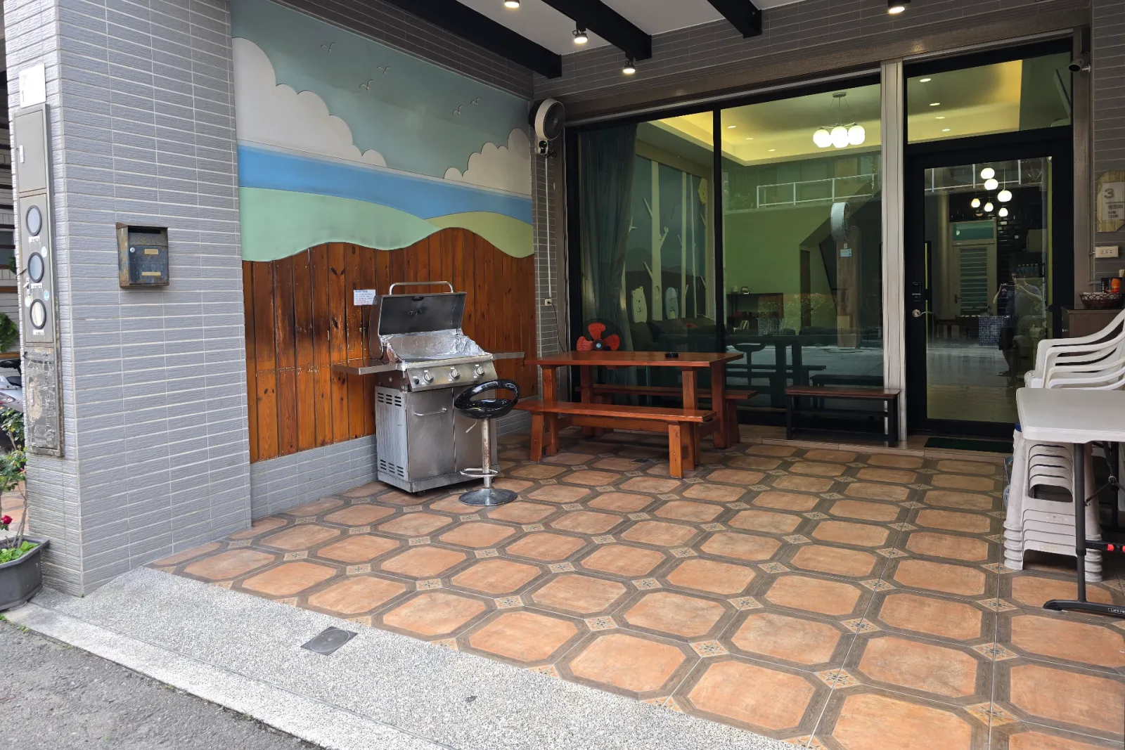 前庭烤肉區外觀，設有大型烤肉爐與木質桌椅