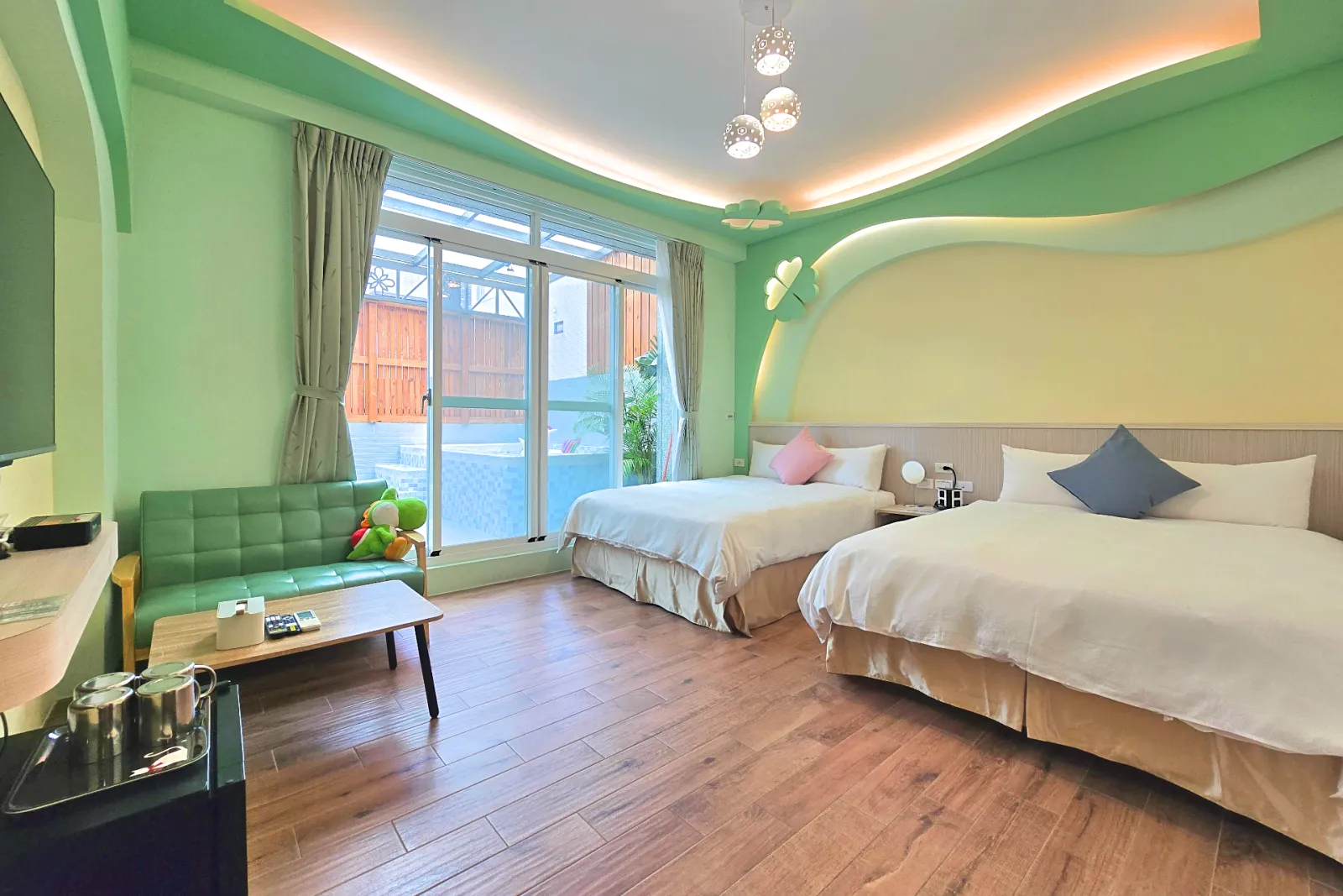 201幸運草四人房，兩張雙人床並可看見陽台戲水池