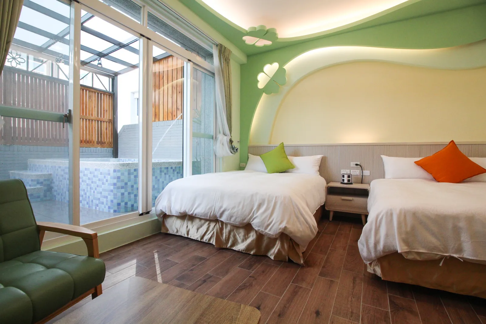 201幸運草四人房雙床配置與落地門外的戲水池