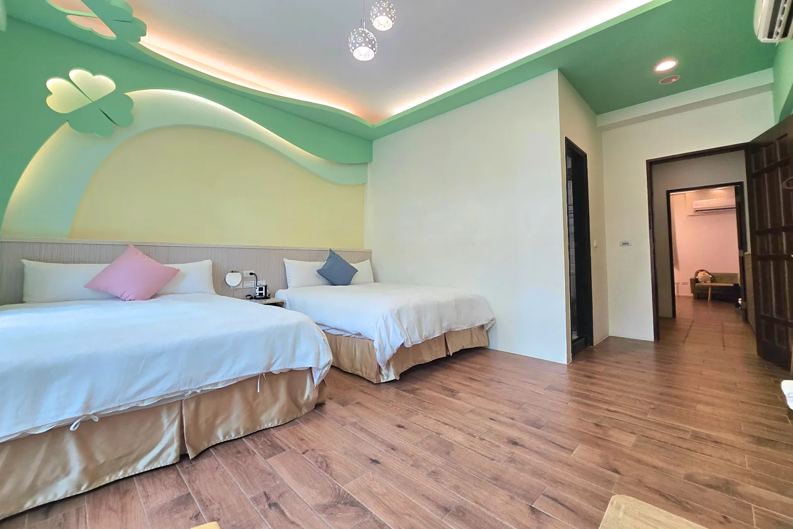 201房陽台戲水池，孩童使用泳圈戲水