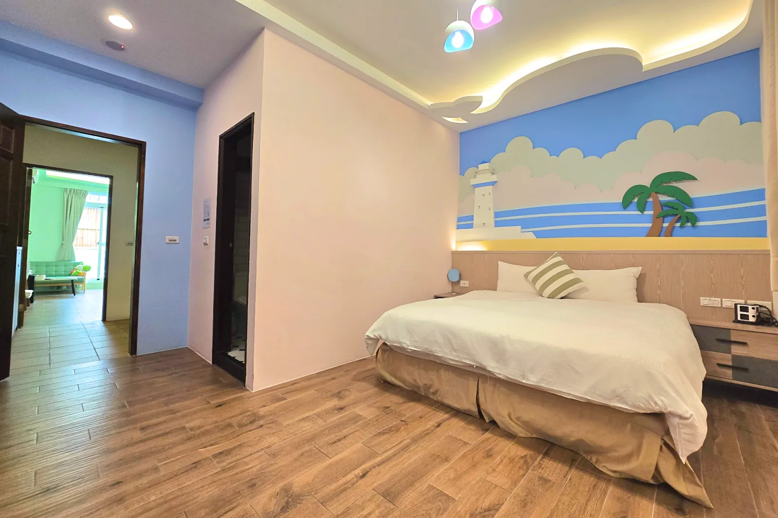 202小鯨魚雙人房加大雙人床與通往衛浴的走道