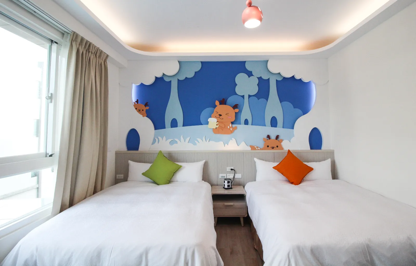 301小鹿森林四人房小鹿森林主題牆與雙床配置