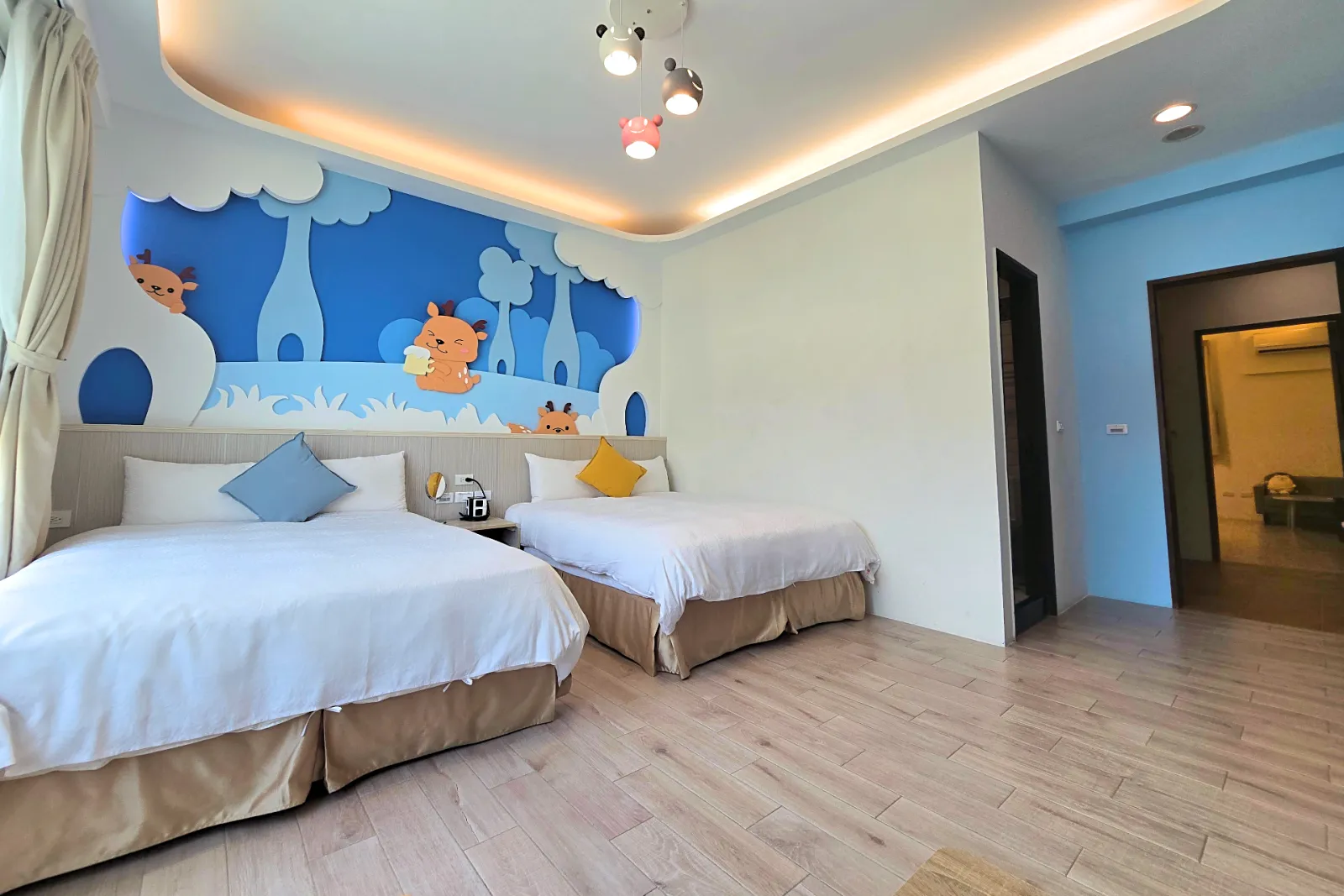 301小鹿森林四人房雙床與通往衛浴的走道