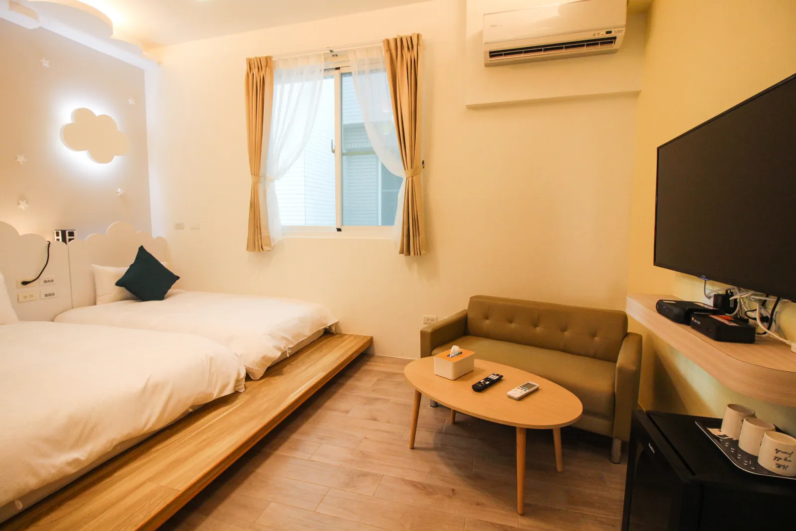 302月亮睡睡三人房沙發區與聯網電視