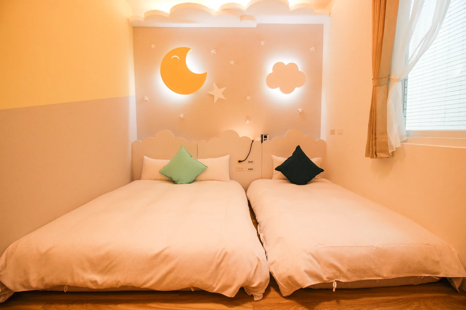302月亮睡睡三人房雙床與月亮雲朵造型床頭牆