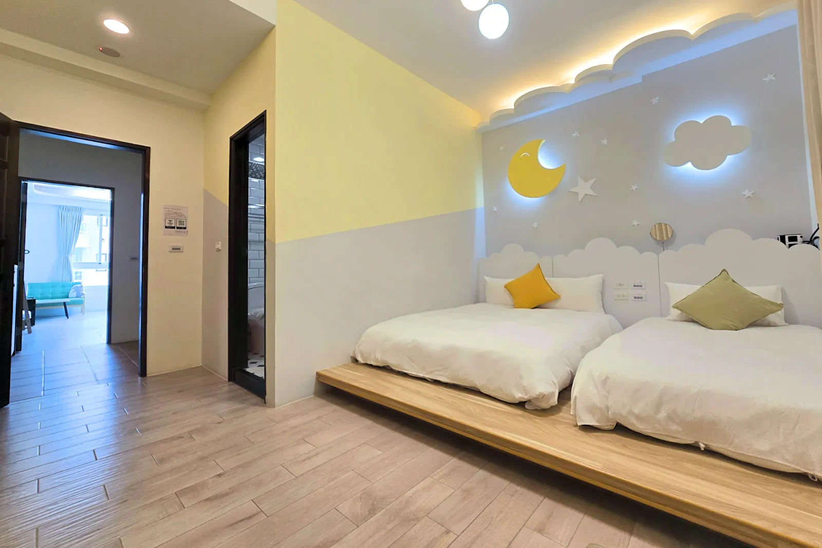 302月亮睡睡三人房雙床與通往衛浴的走道