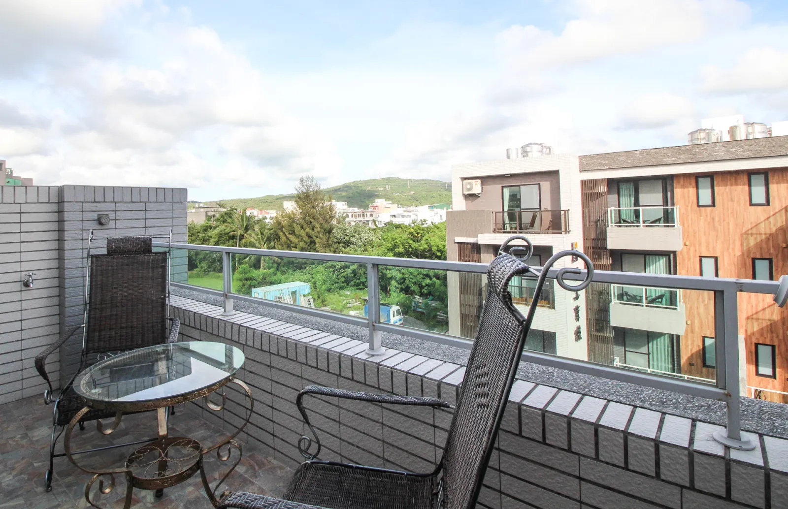 305滿天星雙人房陽台座位區與遠眺景觀